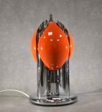 Lampe Design en résine rouge sur piètement chromé