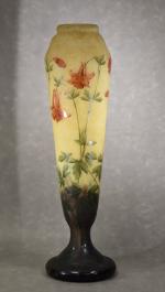 DAUM - Nancy : Grand vase à décor d'ancolies gravé...