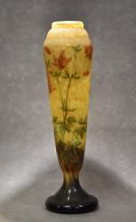 DAUM - Nancy : Grand vase à décor d'ancolies gravé...