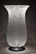 DAUM - Nancy : Important vase en verre blanc granité...