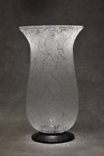DAUM - Nancy : Important vase en verre blanc granité...