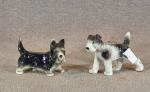 Deux petits chiens en porcelaine anglaise dont scottish terrier (?)...