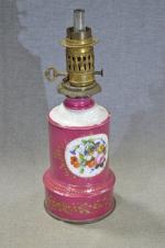 Lampe à pétrole XIXe base porcelaine mauve à décor en...