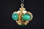 Beau pendentif figurant une couronne en or  ornée de...