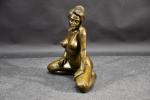 MASS (C.) "Femme nue à genou" bronze à patine verte,...