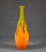 DEGUE : Vase fuselé en verre jaspé orange et vert,...