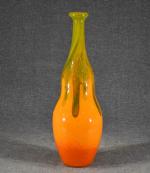 DEGUE : Vase fuselé en verre jaspé orange et vert,...