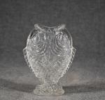 BACCARAT (non signé) : Vase en verre soufflé moulé modèle...