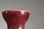 DELATTE-Nancy : Vase sur talon, dans les tons bordeaux à...
