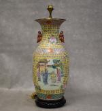 CHINE XXe : vase en porcelaine de Canton polychrome décoré...
