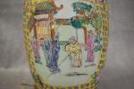 CHINE XXe : vase en porcelaine de Canton polychrome décoré...