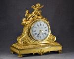 Belle pendule style Louis XVI en bronze doré figurant un...