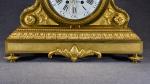 Belle pendule style Louis XVI en bronze doré figurant un...