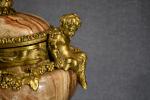 Cassolette en marbre réhaussée de bronze doré à décor de...