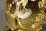 Importante pendule en porcelaine à décor romantique figurant un couple...