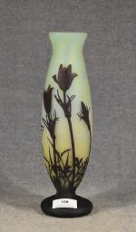 DAUM-Nancy : vase en verre multicouches à décor de colchiques...