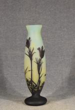 DAUM-Nancy : vase en verre multicouches à décor de colchiques...