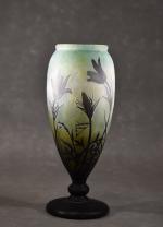 DAUM - Nancy : vase en verre multicouches à décor...