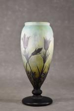DAUM - Nancy : vase en verre multicouches à décor...