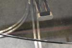 ROCHE-BOBOIS : Table ovale plateau verre fumé, double piètement tubulaire...