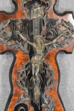 Christ en croix sur un fond de feuillage en bois...