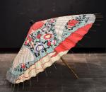Extrême-Orient XIXe : Importante ombrelle à décor d'oiseaux et de...