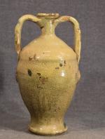 Vase à deux anses en céramique émaillée à décor de...