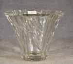 DAUM NANCY FRANCE: Vase en cristal taillé. Signé. H =...