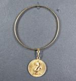 Bracelet jonc en or jaune avec médaille "Capricorne", poids =...