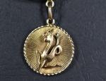 Bracelet jonc en or jaune avec médaille "Capricorne", poids =...