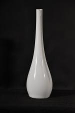 MURANO : Très important vase comtemporain en verre soufflé blanc...