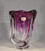 VAL SAINT LAMBERT : Vase en cristal torsadé, dégradé de...