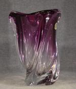 VAL SAINT LAMBERT : Vase en cristal torsadé, dégradé de...