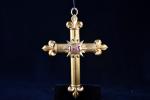 Bel écrin contenant une grande croix en or 14 carats,...