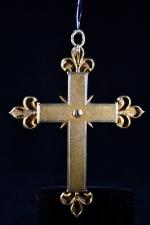Bel écrin contenant une grande croix en or 14 carats,...