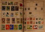 VARIA : album avec des milliers de timbres du monde,...