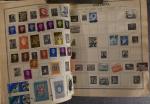 VARIA : album avec des milliers de timbres du monde,...