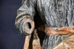 "Saint en manteau rouge" sculpture en bois polychrome fin XVIIe,...