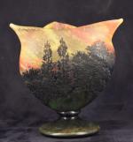 DAUM NANCY FRANCE, Vase en verre gravé à l'acide trilobé...