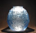 VERLYS : Vase boule à décor de fleurs en verre...