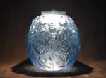 VERLYS : Vase boule à décor de fleurs en verre...