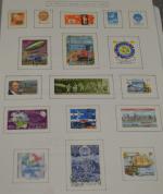 Un album de timbres sur le thème des trains, un...