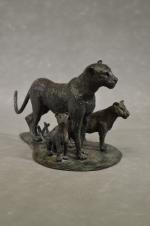 FAVRET (Christophe) "Femelle guépard  et ses petits", bronze à...