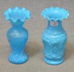 2 petits vases en opaline bleue, h = 14
