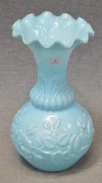 Grand vase en opaline bleue à décor de fleurs et...