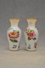 Paire de vases en opaline à décor floral polychrome et...