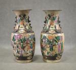 Paire de vases NANKIN à décor de personnages, h =...