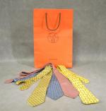 HERMES PARIS : 4 cravates en soie et un sac...