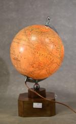 Globe terrestre en verre lumineux sur un socle en bois,...
