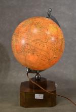 Globe terrestre en verre lumineux sur un socle en bois,...